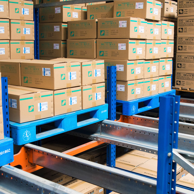 Sistema de armazenamento em depósito tridimensional de veículos de transporte e transporte Sistema automatizado de armazenamento e recuperação ASRS