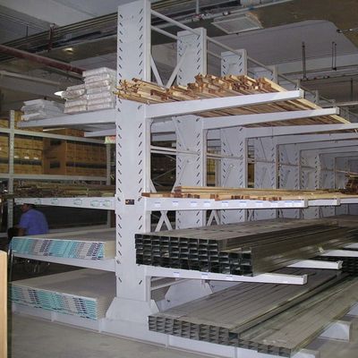Sistemas longos do tormento do modilhão dos perfis com braço pendendo sobre